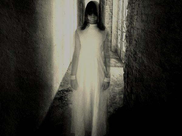 দেখা গিয়েছে এক মহিলাকেও 