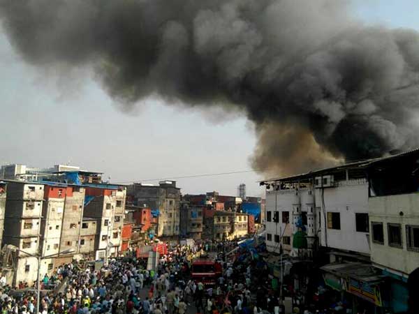 মুম্বইয়ের বান্দ্রা রেলস্টেশনের কাছে বিধ্বংসী আগুন, দেখুন ভিডিও