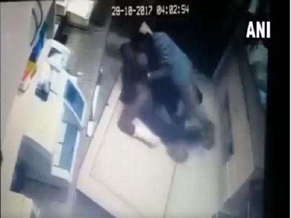 দিল্লির নার্সিংহোমে নাইজিরিয়দের মারদাঙ্গা, ভিডিও হল ভাইরাল দিল্লির নার্সিংহোমে নাইজিরিয়দের মারদাঙ্গা, ভিডিও হল ভাইরাল