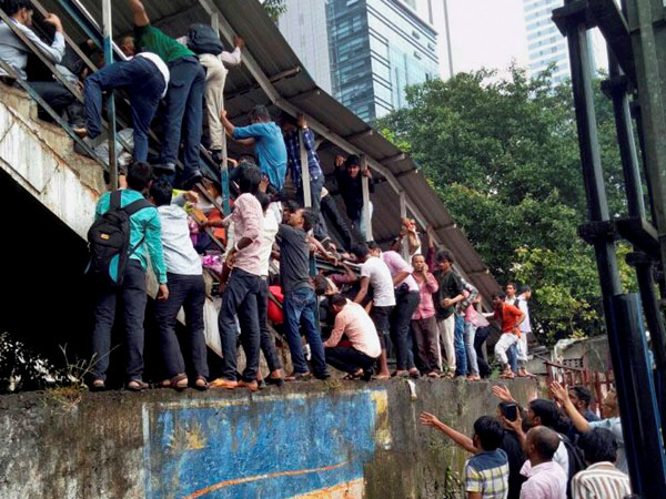 এলফিনস্টোন ট্র্যাজেডিতে 'শ্লীলতাহানি' নিয়ে মিথ্যা খবর! এলফিনস্টোন ট্র্যাজেডিতে 'শ্লীলতাহানি' নিয়ে মিথ্যা খবর!