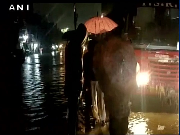 ২ ঘণ্টার মেঘ ভাঙা বৃষ্টিতে বিপর্যস্ত হায়দরাবাদ, ২জনের মৃত্যু, জলে ডুবল শহর 