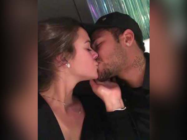 প্রাক্তন বান্ধবীকে দেখে বাঁধ মানল না আবেগ, নেইমারের চুম্বন ঘিরে বাজার গরম 