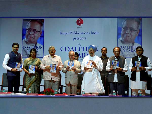‘মুশকিল আসান’ প্রণবে শ্রদ্ধাশীল মনমোহন, কৃতজ্ঞ চিত্তে জানালেন না বলা কথা