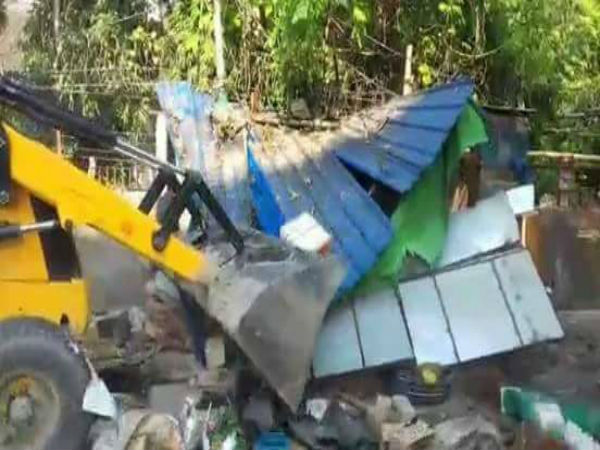 যুবভারতীতে খেলা শুরু আগে উচ্ছেদ বিরোধী বিক্ষোভ-মিছিল শিয়ালদায়