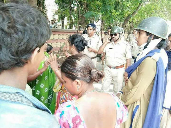 অনূর্ধ্ব ১৭ বিশ্বকাপের জন্য উচ্ছেদ, খেলা শুরুর আগে দুর্গতিতে সল্টলেকের বেশ কয়েকহাজার মানুষ অনূর্ধ্ব ১৭ বিশ্বকাপের জন্য উচ্ছেদ, খেলা শুরুর আগে দুর্গতিতে সল্টলেকের বেশ কয়েকহাজার মানুষ