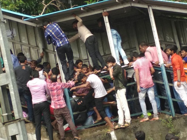 দুর্ঘটনার দিনই এলফিনস্টোন রোডে ফুটওভারব্রিজের টেন্ডার, কাকতালীয় বলে দাবি রেলের দুর্ঘটনার দিনই এলফিনস্টোন রোডে ফুটওভারব্রিজের টেন্ডার, কাকতালীয় বলে দাবি রেলের
