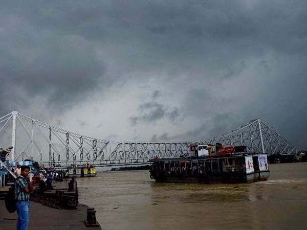 ছাতায় না ফিফার, তাতে হবে না তো অসুবিধা, কী বলছে আবহাওয়া ছাতায় না ফিফার, তাতে হবে না তো অসুবিধা, কী বলছে আবহাওয়া