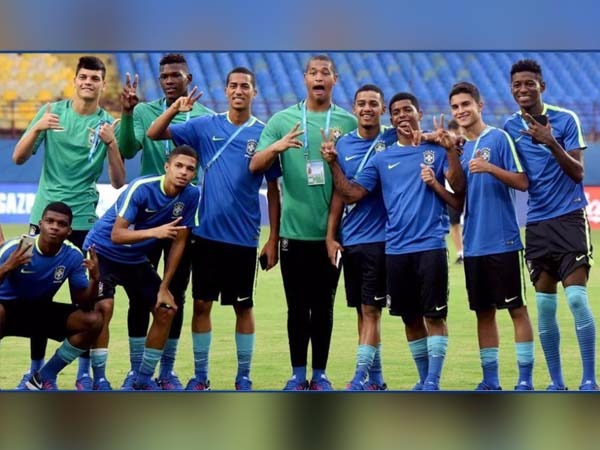 স্প্যানিশ আর্মাডাকে উড়িয়ে দিয়ে সাম্বা বাহিনীর জয় স্প্যানিশ আর্মাডাকে উড়িয়ে দিয়ে সাম্বা বাহিনীর জয়