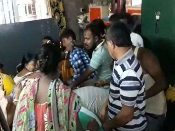 শোকস্তব্ধ পরিবার
