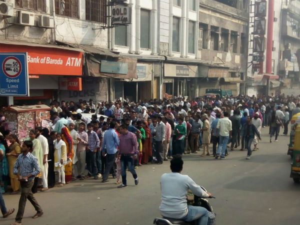 লাইনে দাঁড়িয়ে মৃত্যু 