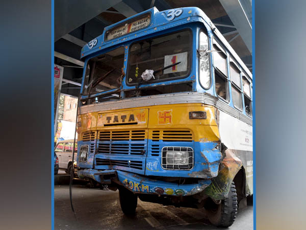 গড়িয়াহাটে বেপরোয়া বাস