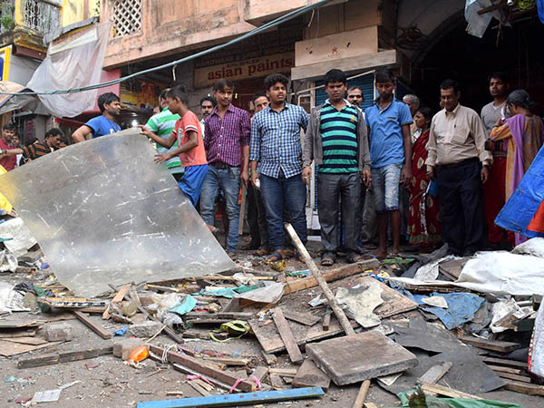 রেলিং ভেঙে ক্ষতিগ্রস্ত দোকান