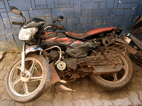 ক্ষতিগ্রস্ত বেশ কয়েকটি গাড়ি