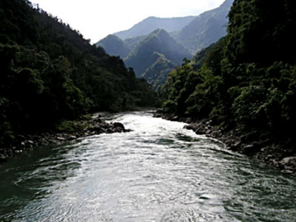 কালো হয়ে গিয়েছে সিয়াংয়ের জল 