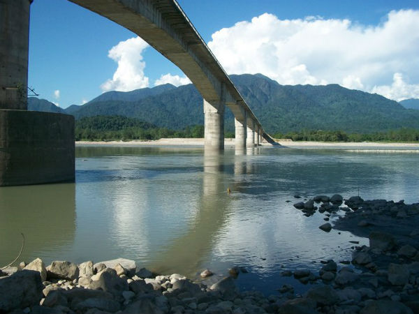 সিমেন্ট মিশেছে জলে 