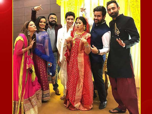 বন্ধুদের সঙ্গে জমাটি ছবি বন্ধুদের সঙ্গে জমাটি ছবি