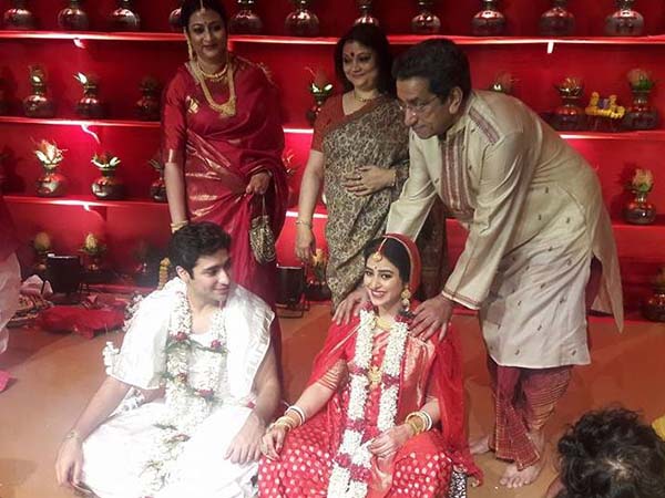 অভিভাবকদের সঙ্গে নব দম্পতি অভিভাবকদের সঙ্গে নব দম্পতি
