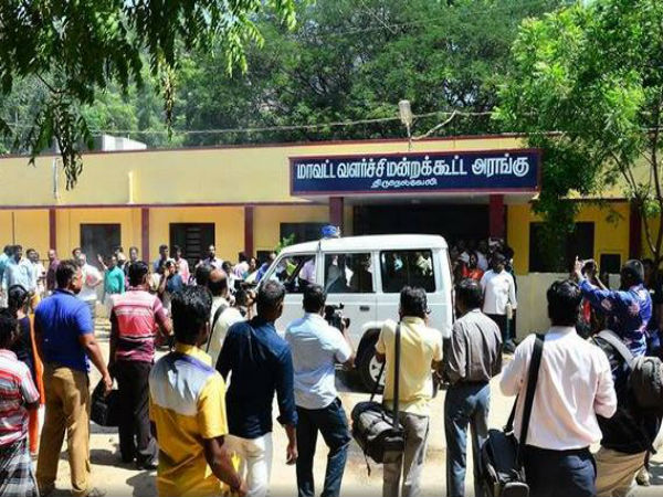 অম্বিকেশ কাণ্ডের ছায়া তামিলনাড়ুতে, মুখ্যমন্ত্রীর মর্যাদাহানির অভিযোগে গ্রেফতার কার্টুনিস্ট