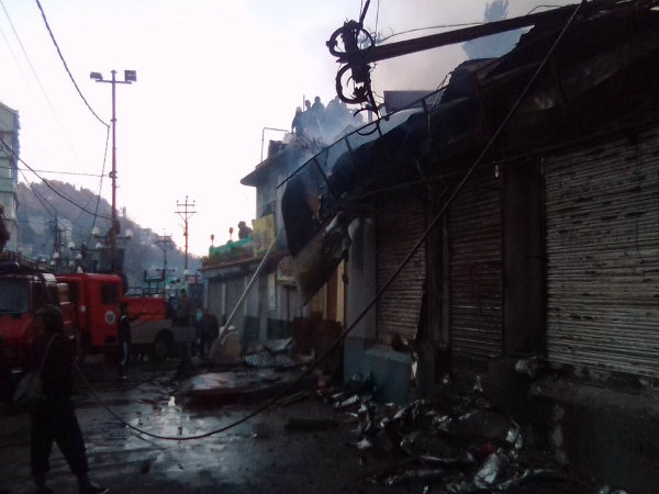 পাহাড় সফরে মুখ্যমন্ত্রী মমতা, তার মাঝেই দার্জিলিংয়ের ম্যাল রোডে ভস্মীভূত ৬টি দোকান পাহাড় সফরে মুখ্যমন্ত্রী মমতা, তার মাঝেই দার্জিলিংয়ের ম্যাল রোডে ভস্মীভূত ৬টি দোকান