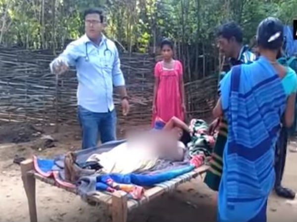 রোগী কাঁধে ৮ কিমি হাঁটলেন চিকিৎসক, ওড়িশার মালকানগিরির ভিডিও হল ভাইরাল