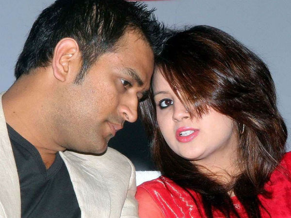 ছোট্ট সাক্ষী ধোনির পাশে এই মেয়েটি এখন বলিউডের সেলিব্রিটি নায়িকা, চিনে নিন ছোট্ট সাক্ষী ধোনির পাশে এই মেয়েটি এখন বলিউডের সেলিব্রিটি নায়িকা, চিনে নিন