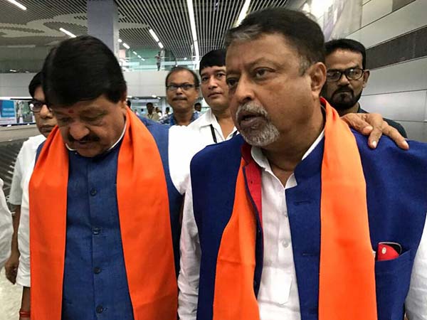 কাঁচরাপাড়ায় রেল অবরোধে ‘চক্রান্তে’র গন্ধ! মমতাকে কী ভাষায় বিঁধলেন মুকুল 