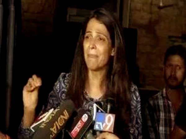 ধর্মের কাটায় স্বামীর হাতে মার খেয়ে যা হল এই মডেলের ধর্মের কাটায় স্বামীর হাতে মার খেয়ে যা হল এই মডেলের