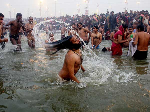 নদীতে তো পূণ্য স্নান তো করছেন, এর মাধ্যমে শরীরের কত ক্ষতি করছেন জেনে নিন নদীতে তো পূণ্য স্নান তো করছেন, এর মাধ্যমে শরীরের কত ক্ষতি করছেন জেনে নিন