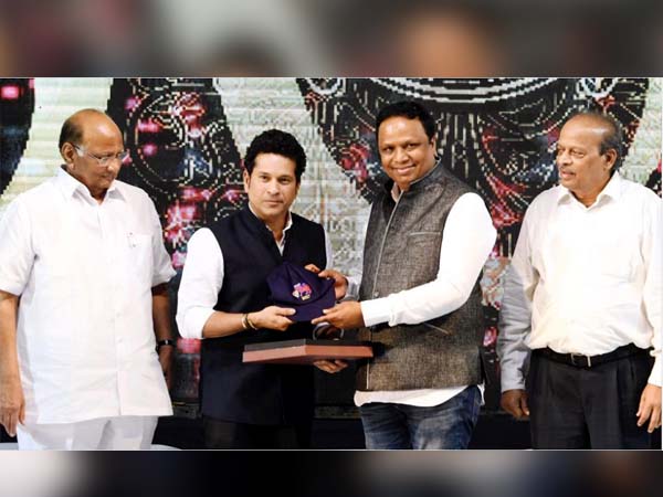 ছোটবেলায় ফিরলেন সচিন 'দ্য মাস্টারব্লাস্টার', হয়ে পড়লেন আবেগপ্রবণ ছোটবেলায় ফিরলেন সচিন 'দ্য মাস্টারব্লাস্টার', হয়ে পড়লেন আবেগপ্রবণ