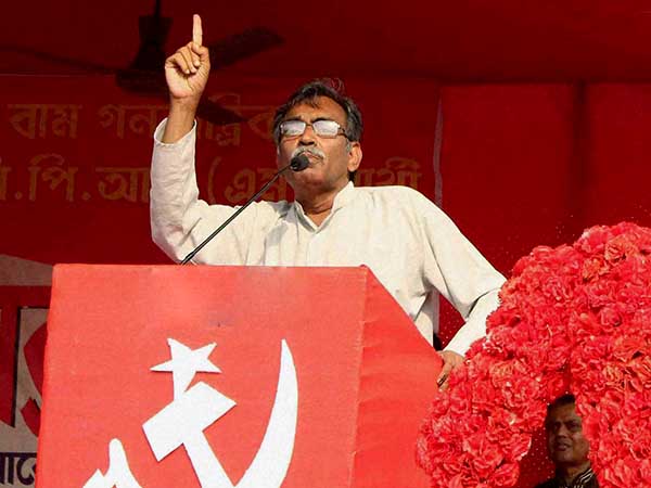 দিল্লির ‘দাদা’র হাত নবান্নের ‘দিদি’র মাথায়! দিল্লির ‘দাদা’র হাত নবান্নের ‘দিদি’র মাথায়!