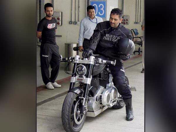 এবার ধোনি- বিরাটের পথেই পা বাড়াচ্ছেন ভারতের এই ক্রিকেটার এবার ধোনি- বিরাটের পথেই পা বাড়াচ্ছেন ভারতের এই ক্রিকেটার