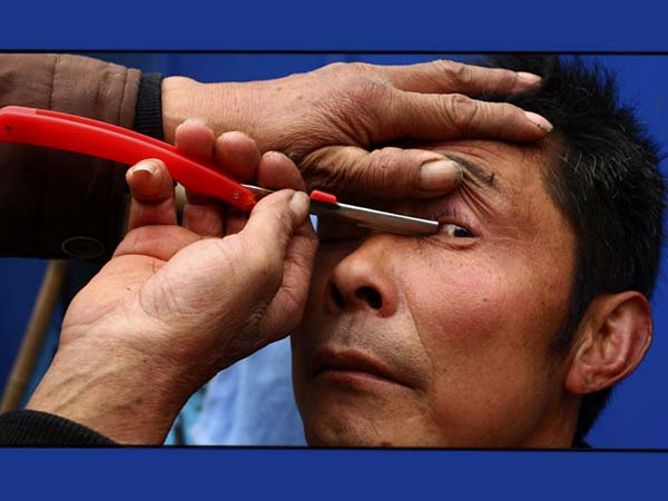 মাথার চুলের পাশাপাশি এই নাপিত চেঁছে দেন চোখের পাতাও, কারণ শুনলে চমকে যাবেন মাথার চুলের পাশাপাশি এই নাপিত চেঁছে দেন চোখের পাতাও, কারণ শুনলে চমকে যাবেন