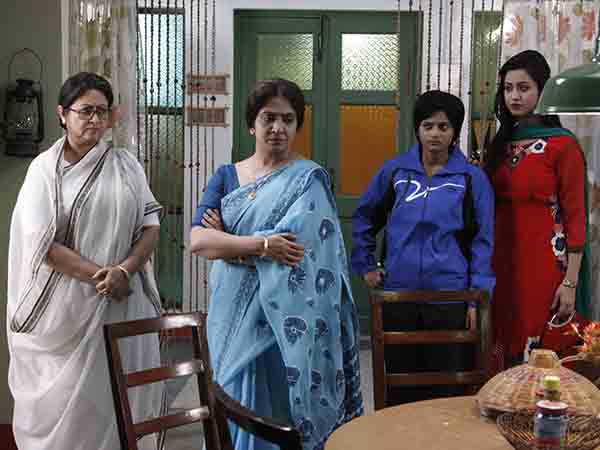 মেয়েলি সাজগোজে না বকুল-এর