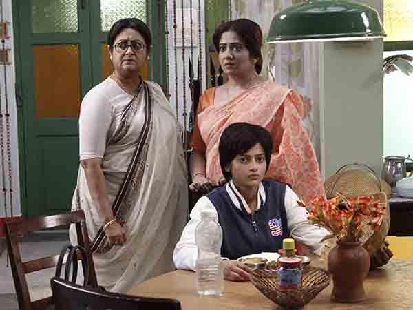 হাসিখুশি স্যানাল পরিবারের উপরে কষাঘাত