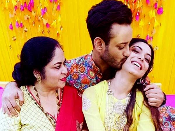 এক হাজারো ম্যায় মেরে বহনা হ্যায় এক হাজারো ম্যায় মেরে বহনা হ্যায়