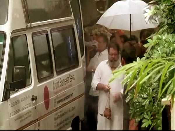 শবদেহ নিয়ে যাওয়ার মুহুর্ত 
