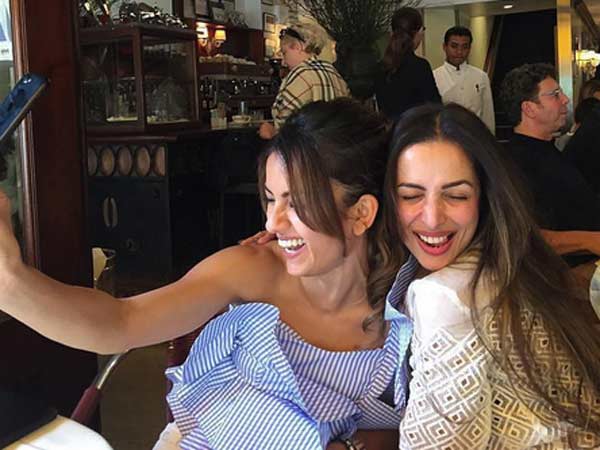 আনন্দ ধারা বহিছে ভুবনে...