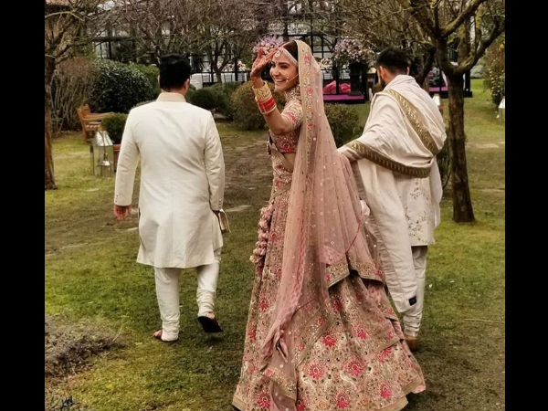 হাত টেনে দৌড়