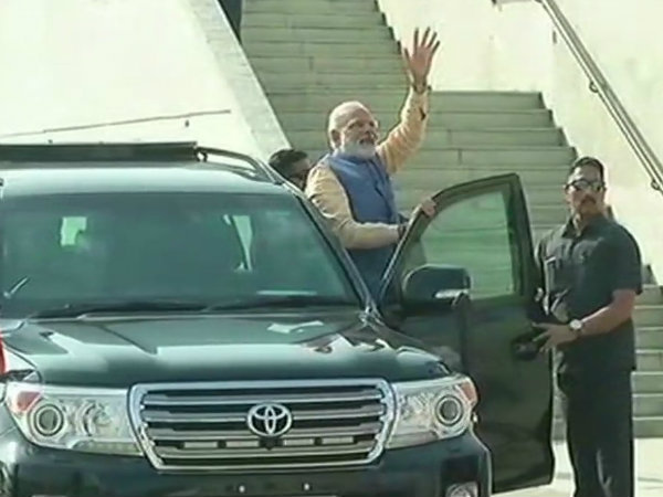 হাত নেড়ে অভিনন্দন