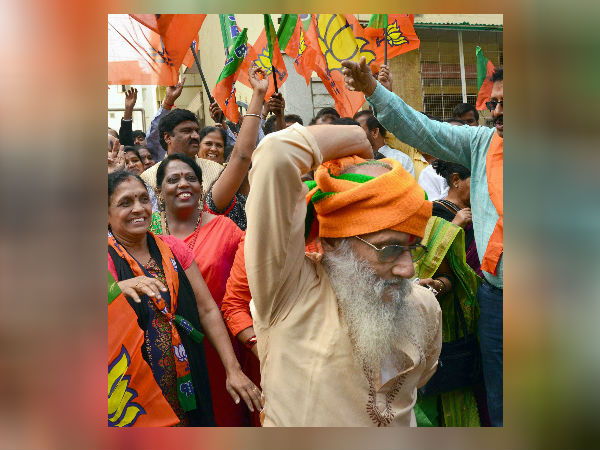 বিজেপিকে বাঁচিয়েছে শহরের ভোট 