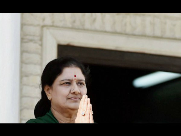 জেলে গিয়ে ঘুষকাণ্ডে জড়ানো 