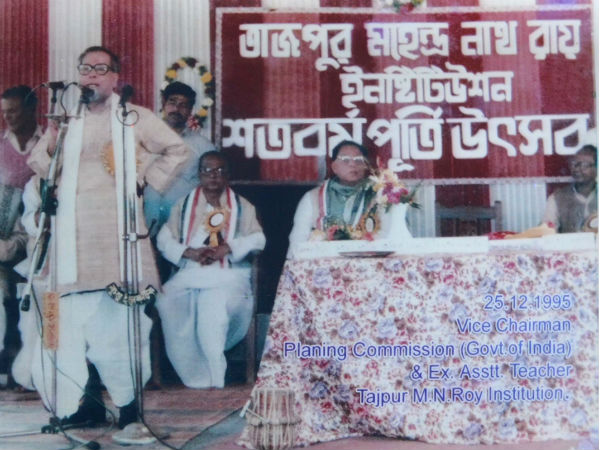 স্কুলের স্মৃতিতে ডুব প্রাক্তন রাষ্ট্রপতির স্কুলের স্মৃতিতে ডুব প্রাক্তন রাষ্ট্রপতির