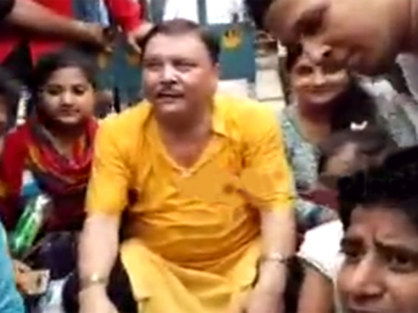 মদন রাস্তায়, সেলফি তুললেন কর্মীরা মদন রাস্তায়, সেলফি তুললেন কর্মীরা