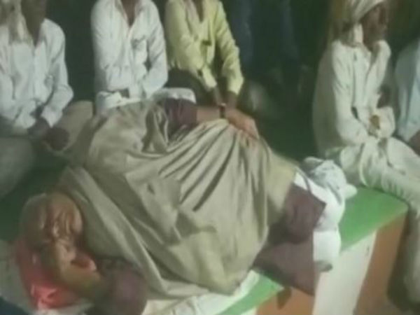 আকোলায় কৃষকদের দাবিতে অবস্থানে অনড় যশবন্ত