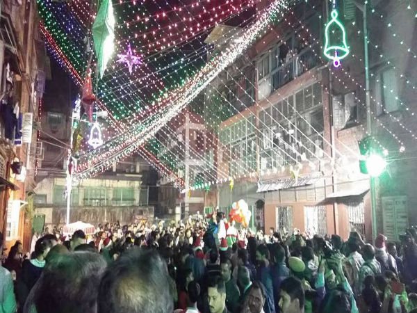 বছর শেষের উৎসবকে চেটেপুটে নিতে মাতল বাঙালি