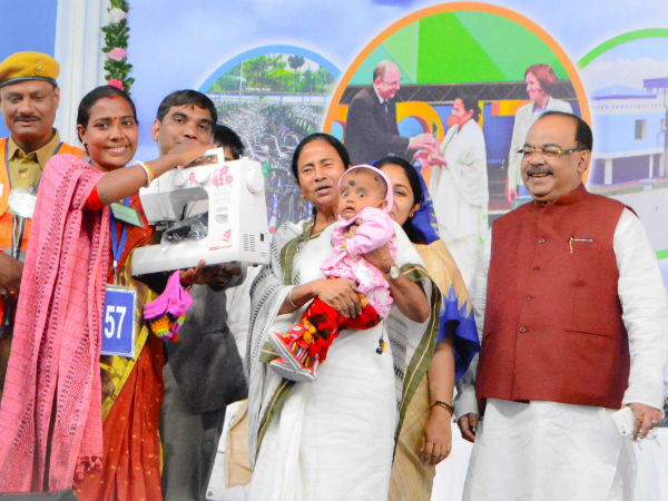 এবার গরিবদের ভাতা দেবে মমতার সরকার, মোদীকে ‘টেক্কা’ দিয়ে ঘোষণা এবার গরিবদের ভাতা দেবে মমতার সরকার, মোদীকে ‘টেক্কা’ দিয়ে ঘোষণা