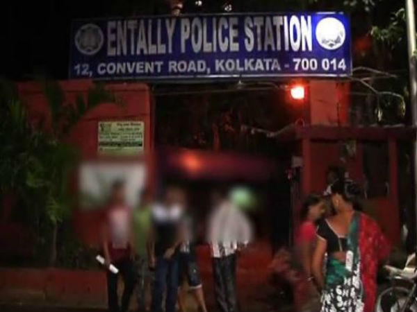 রাতের শহরে চলল গুলি, আহত যুবক, পুলিশি নিরাপত্ত নিয়ে প্রশ্ন রাতের শহরে চলল গুলি, আহত যুবক, পুলিশি নিরাপত্ত নিয়ে প্রশ্ন