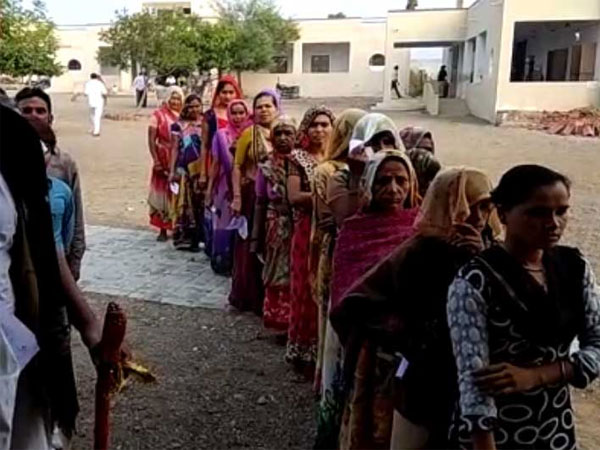 ইভিএম বিভ্রাট ছাড়া গুজরাটের প্রথম দফা নির্বিঘ্ন ইভিএম বিভ্রাট ছাড়া গুজরাটের প্রথম দফা নির্বিঘ্ন