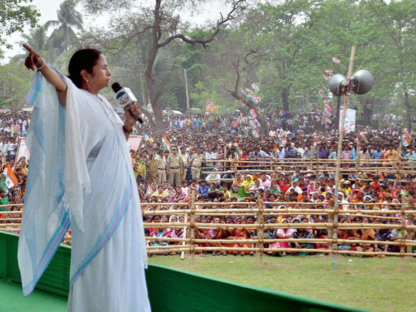এক কোটি বেকার যুবক-যুবতীর পাশে রাজ্য! পঞ্চায়েতের আগে কী প্রতিশ্রুতি মমতার এক কোটি বেকার যুবক-যুবতীর পাশে রাজ্য! পঞ্চায়েতের আগে কী প্রতিশ্রুতি মমতার