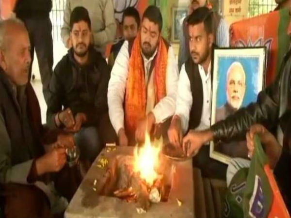 বারানসিতে মোদীর ছবিকে ঘিরে যজ্ঞ